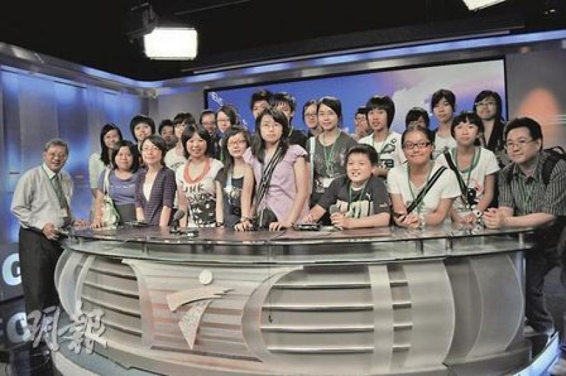 20多名校記及專題報道比賽得獎師生,參觀廣東電視台,在主播報道新聞的位置拍大合照。(傳媒teen使麥海文、蔡靜心攝) 20多名校記及專題報道比賽得獎師生,參觀廣東電視台,在主播報道新聞的位置拍大合照。(傳媒teen使麥海文、蔡靜心攝)