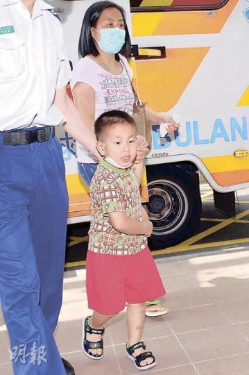 與哥哥爭玩「爆丸」玩具而被玩具卡內藏金屬片割傷頸的5歲男童,頸部傷口經包紮後由母親陪同送院。(劉友光攝)男童遭撕去外層紙皮的金屬片割傷頸部,其母事後攜帶「兇器」到醫院,可見金屬片四邊十分鋒利。(梁雪怡攝)市面上有多款「爆丸」玩具,售價由10多元至數百元。(劉友光攝) 與哥哥爭玩「爆丸」玩具而被玩具卡內藏金屬片割傷頸的5歲男童,頸部傷口經包紮後由母親陪同送院。(劉友光攝)男童遭撕去外層紙皮的金屬片割傷頸部,其母事後攜帶「兇器」到醫院,可見金屬片四邊十分鋒利。(梁雪怡攝)市面上有多款「爆丸」玩具,售價由10多元至數百元。(劉友光攝)