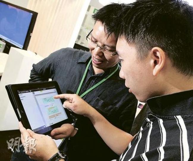 電腦商StreameLearning項目總監林國寶(左)說將與硬件商合作一條龍式iPad教學服務。東華三院王余家潔紀念小學資訊科技教育組主任謝俊傑(右)試用後表示,iPad教學概念吸引,但擔心未能自由在iPad加入應用程式。(劉焌陶攝) 電腦商StreameLearning項目總監林國寶(左)說將與硬件商合作一條龍式iPad教學服務。東華三院王余家潔紀念小學資訊科技教育組主任謝俊傑(右)試用後表示,iPad教學概念吸引,但擔心未能自由在iPad加入應用程式。(劉焌陶攝)