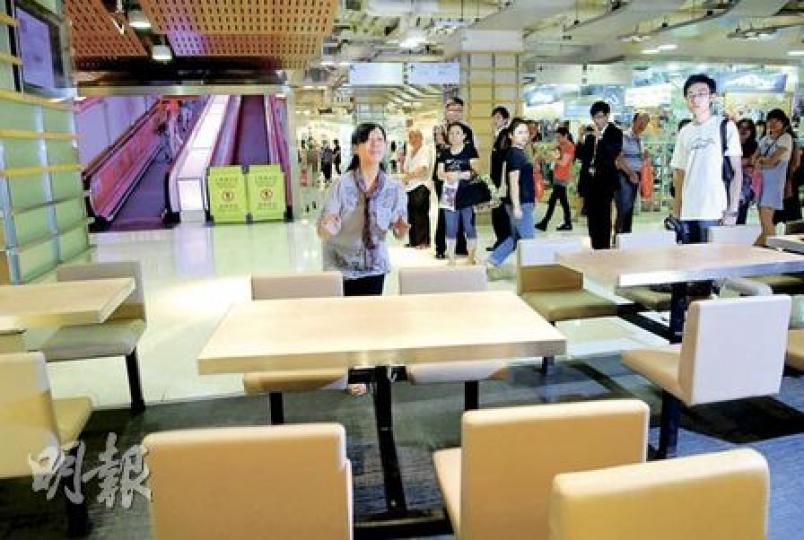 目擊者許女士(中)於事發時正在快餐店內用膳,她憶述電動輪椅由左方的行人輸送帶向下衝,猛撼快餐店座位,嬰兒車遭座位前後夾住。(李銘攝)連人帶輪椅從行人輸送帶梯衝落2樓的婦人幸無受傷,其印傭(左)則憂心忡忡。(屈俊樂攝) 目擊者許女士(中)於事發時正在快餐店內用膳,她憶述電動輪椅由左方的行人輸送帶向下衝,猛撼快餐店座位,嬰兒車遭座位前後夾住。(李銘攝)連人帶輪椅從行人輸送帶梯衝落2樓的婦人幸無受傷,其印傭(左)則憂心忡忡。(屈俊樂攝)