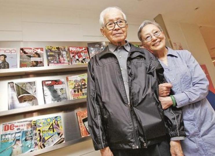 香港文學泰斗劉以鬯(左)被貿發局選為「年度文學作家」,將現身書展與讀者分享。年屆九旬的他身體壯健、腦筋靈活,只是耳朵聽不清要妻子從旁協助接受訪問。劉太說,丈夫如今每天都要行商場數小時,又愛乘電車,正構思創作一部「電車的故事」,細說香港變遷。(李紹昌攝) 香港文學泰斗劉以鬯(左)被貿發局選為「年度文學作家」,將現身書展與讀者分享。年屆九旬的他身體壯健、腦筋靈活,只是耳朵聽不清要妻子從旁協助接受訪問。劉太說,丈夫如今每天都要行商場數小時,又愛乘電車,正構思創作一部「電車的故事」,細說香港變遷。(李紹昌攝)