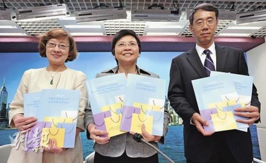政府昨日起至10月底就加強保障消費權益打擊不良營商手法的立法建議,徵詢公眾意見。圖左起為商務及經濟發展局常秘蔡瑩璧、局長劉吳惠蘭和海關關長袁銘輝。(余俊亮攝) 政府昨日起至10月底就加強保障消費權益打擊不良營商手法的立法建議,徵詢公眾意見。圖左起為商務及經濟發展局常秘蔡瑩璧、局長劉吳惠蘭和海關關長袁銘輝。(余俊亮攝)