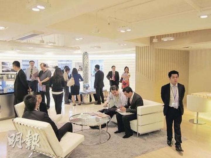 設於銅鑼灣廣場2期的萃峯展覽廳已經開放,部分代理亦帶同買家到場參觀。(陳天賜攝) 設於銅鑼灣廣場2期的萃峯展覽廳已經開放,部分代理亦帶同買家到場參觀。(陳天賜攝)