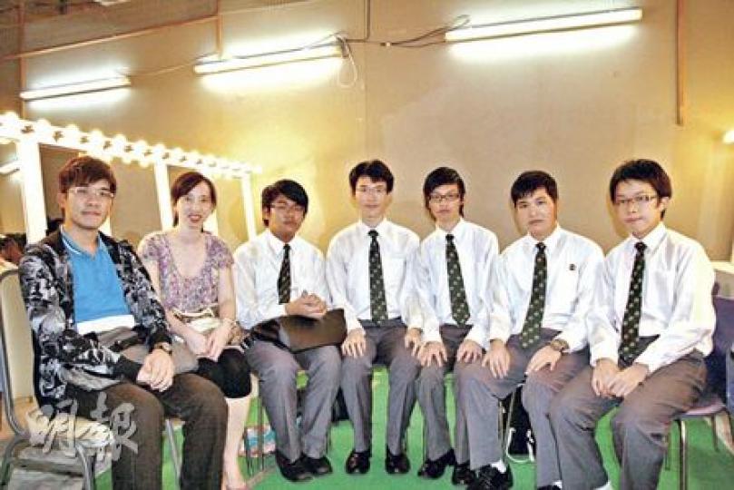 冠軍英華書院代表,左起﹕助教胡卓宏、帶隊教師黃邵凝、隊員楊君至、何志威、陳顯宗、隊長司徒煥松、李少豪。(翁昕歆、朱永倫攝) 冠軍英華書院代表,左起﹕助教胡卓宏、帶隊教師黃邵凝、隊員楊君至、何志威、陳顯宗、隊長司徒煥松、李少豪。(翁昕歆、朱永倫攝)