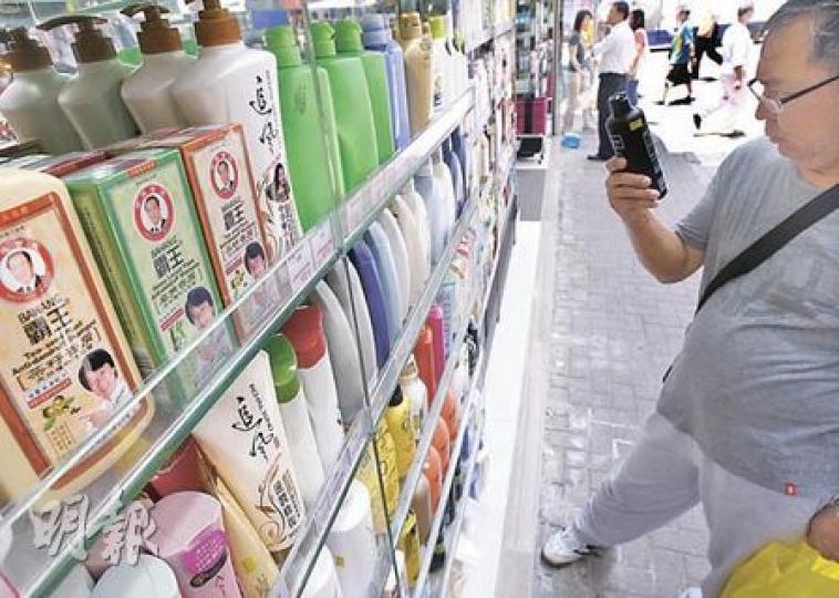 霸王事件發生後,香港市面仍有霸王洗頭水出售。霸王發言人昨日回覆本報記者表示,公司產品質量沒問題,不會接受退貨,不會撤架,更不會打折銷售,圖為在本港一零售店出售的霸王洗頭水。(李紹昌攝) 霸王事件發生後,香港市面仍有霸王洗頭水出售。霸王發言人昨日回覆本報記者表示,公司產品質量沒問題,不會接受退貨,不會撤架,更不會打折銷售,圖為在本港一零售店出售的霸王洗頭水。(李紹昌攝)