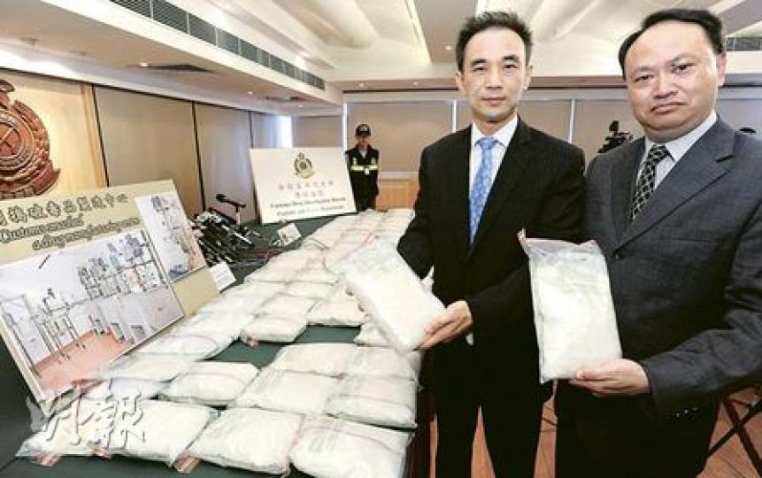 海關毒品調查科高級監督李章榮(左)和機場調查組指揮官黃伯棠昨展示海關檢獲的其中83包冰毒。(尹錦恩攝) 海關毒品調查科高級監督李章榮(左)和機場調查組指揮官黃伯棠昨展示海關檢獲的其中83包冰毒。(尹錦恩攝)