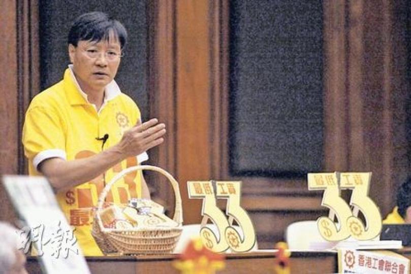 工聯會議員王國興(圖)昨提出的最低工資水平「一年一檢」的修訂,勞工界不滿政府建議的「兩年至少一檢」,為此辯論了多個小時。至晚上約10時,至少4名議員離開立法會,包括公民黨陳淑莊和民建聯葉國謙到台灣考察,社民連梁國雄到泰國開會,專業會議梁美芬則到維也納旅行,但「三點不露」的金融界李國寶在投票前夕重返議事廳。(何家達攝) 工聯會議員王國興(圖)昨提出的最低工資水平「一年一檢」的修訂,勞工界不滿政府建議的「兩年至少一檢」,為此辯論了多個小時。至晚上約10時,至少4名議員離開立法會,包括公民黨陳淑莊和民建聯葉國謙到台灣考察,社民連梁國雄到泰國開會,專業會議梁美芬則到維也納旅行,但「三點不露」的金融界李國寶在投票前夕重返議事廳。(何家達攝)