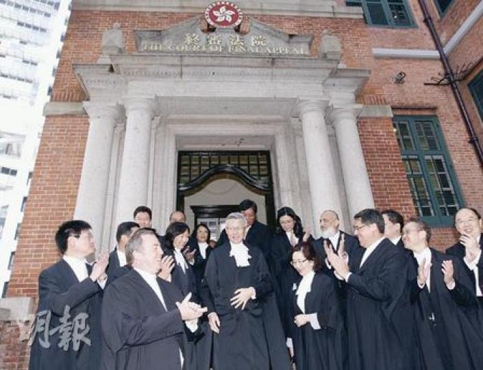 首席法官李國能(前排中)昨在送別儀式後,輕鬆踏出工作了13年的終審法院,接受律師會成員的祝賀。(李紹昌攝)李國能的妻子胡慕瑛(右一)與兩名女兒及女婿(左一至四)出席儀式,李國能坦言妻子多年來對他支持實在「一言難盡」,夫妻之情盡在不言中。(李紹昌攝)身形與李國能截然不同的繼任人馬道立(圖)亦有出席儀式,更獲李國能寄言,外界對首席法官期望甚高,希望他盡力維護法治及捍衛個人權利及自由。(李紹昌攝) 首席法官李國能(前排中)昨在送別儀式後,輕鬆踏出工作了13年的終審法院,接受律師會成員的祝賀。(李紹昌攝)李國能的妻子胡慕瑛(右一)與兩名女兒及女婿(左一至四)出席儀式,李國能坦言妻子多年來對他支持實在「一言難盡」,夫妻之情盡在不言中。(李紹昌攝)身形與李國能截然不同的繼任人馬道立(圖)亦有出席儀式,更獲李國能寄言,外界對首席法官期望甚高,希望他盡力維護法治及捍衛個人權利及自由。(李紹昌攝)