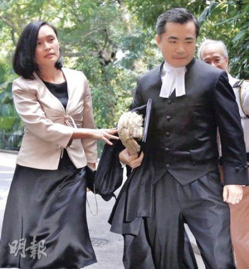 律政司長黃仁龍(右)身為李國能愛徒,撰寫了一篇令師父十分感動的演辭。他昨與妻子陳筱茵一同出席儀式。(李紹昌攝)近日牽涉民主黨風波的前律政司長梁愛詩,昨亦有出席好友李國能的退休儀式。(李紹昌攝)余若薇指97年李國能鼓勵她參選大律師公會主席,對她日後從政之路影響深遠。(李紹昌攝) 律政司長黃仁龍(右)身為李國能愛徒,撰寫了一篇令師父十分感動的演辭。他昨與妻子陳筱茵一同出席儀式。(李紹昌攝)近日牽涉民主黨風波的前律政司長梁愛詩,昨亦有出席好友李國能的退休儀式。(李紹昌攝)余若薇指97年李國能鼓勵她參選大律師公會主席,對她日後從政之路影響深遠。(李紹昌攝)