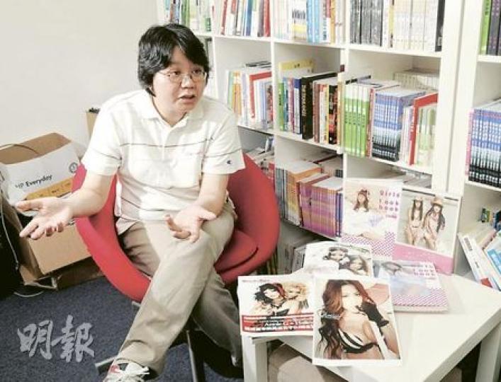 紅出版集團的辦公室枱面,擺放着多本涉事的5本寫真集,編輯關桂嬋表示會想盡方法令周秀娜等 紅出版集團的辦公室枱面,擺放着多本涉事的5本寫真集,編輯關桂嬋表示會想盡方法令周秀娜等