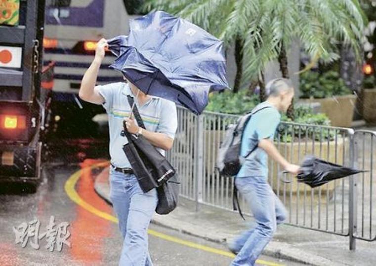今年吹襲本港的首個颱風康森令本港掛起一號戒備信號,昨日市區風勢強勁,有市民雨傘被吹翻,甚為狼狽。(朱永倫攝) 今年吹襲本港的首個颱風康森令本港掛起一號戒備信號,昨日市區風勢強勁,有市民雨傘被吹翻,甚為狼狽。(朱永倫攝)