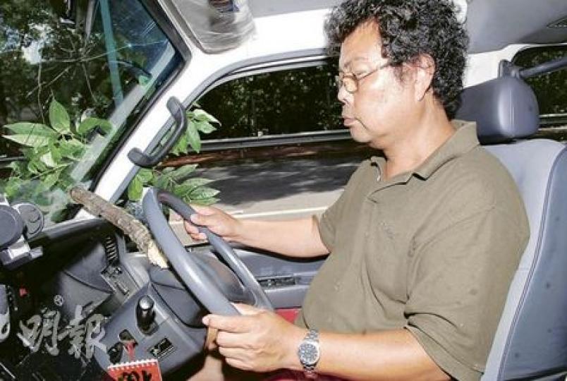 約1吋粗的樹枝直插車廂,僅差1呎多便會刺傷司機任先生。(李銘攝) 約1吋粗的樹枝直插車廂,僅差1呎多便會刺傷司機任先生。(李銘攝)