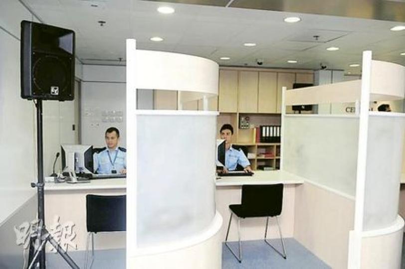 新報案室內設有用長屏風分隔的報案櫃位,外人不易窺視,令報案市民的私隱得到加強。(張智超攝)警方首次於報案室內引入輪候號碼機,以便排隊報案的市民能得從一旁的顯示屏看到還需輪候多久。(張智超攝) 新報案室內設有用長屏風分隔的報案櫃位,外人不易窺視,令報案市民的私隱得到加強。(張智超攝)警方首次於報案室內引入輪候號碼機,以便排隊報案的市民能得從一旁的顯示屏看到還需輪候多久。(張智超攝)