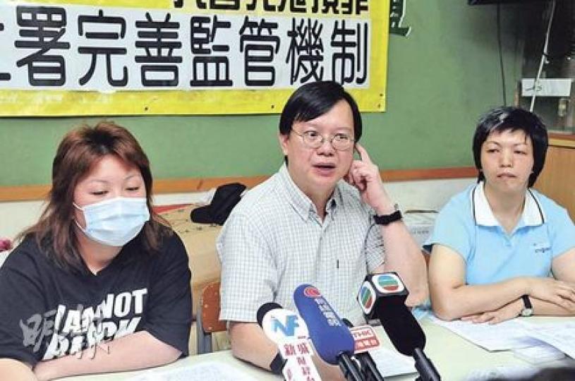 事主何女士(圖左1)在工會人員陪同下,交代5月初仁濟醫院旗下安老院涉嫌以解僱員工隱瞞派錯藥事件。(張智超攝) 事主何女士(圖左1)在工會人員陪同下,交代5月初仁濟醫院旗下安老院涉嫌以解僱員工隱瞞派錯藥事件。(張智超攝)