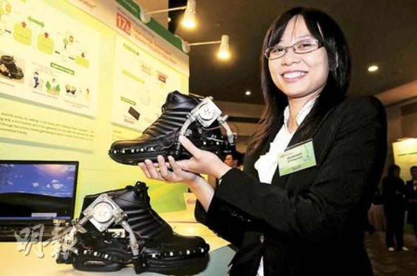 步行發電機除了可以為手提電話充電,還可以為其他電器如LED燈、GPS及暖風機充電,大家以後或不用再擔心有電池耗盡的情况。(張智超攝) 步行發電機除了可以為手提電話充電,還可以為其他電器如LED燈、GPS及暖風機充電,大家以後或不用再擔心有電池耗盡的情况。(張智超攝)