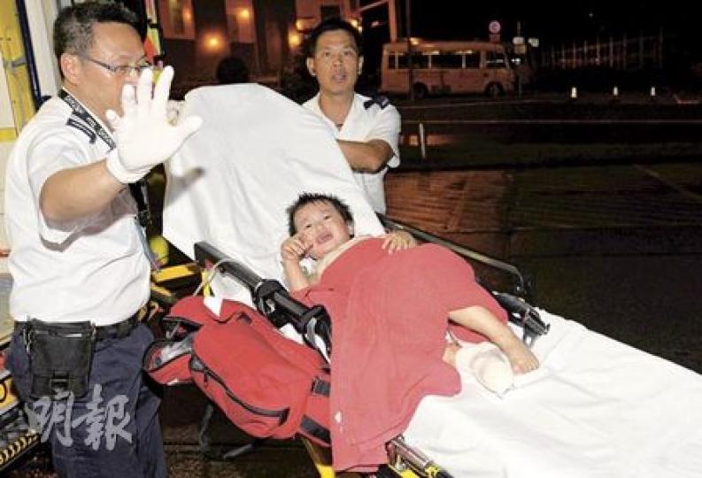 意外中，兩歲半男童右腳隨涼鞋被扯進電梯邊縫隙中緊夾拖行，4隻腳趾血肉模糊，送院時痛得嚎啕大哭。（樊銳昌攝）意外中男童所穿的Crocs涼鞋事後留在扶手電梯上，其中捲入電梯旁縫罅的右鞋，半邊鞋頭被撕開，甩脫的部分仍夾在縫隙間，梯級邊旁板留下血漬。（樊銳昌攝）受傷男童在現場遺下另一隻完整的Crocs涼鞋。（樊銳昌攝）