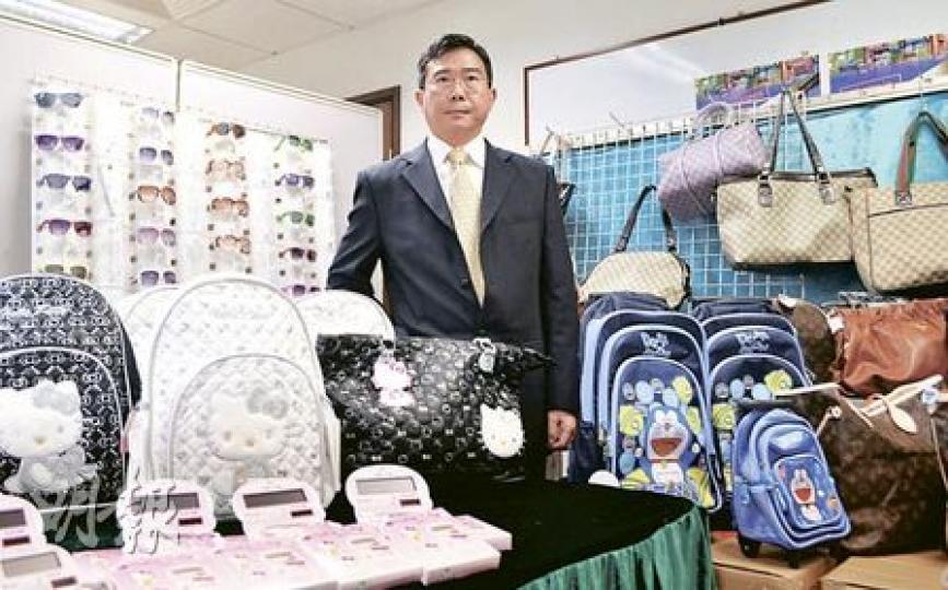 海關版權及商標調查科商標調查指揮官官漢銓展示大批檢獲的冒牌貨,當中包括冒牌LV及Gucci手袋,並有一批卡通人物書包及文具。(梁雪怡攝)商販將冒牌皮具訛稱是「水貨」及「貨尾」,當成真貨出售以欺騙遊客,並提供相簿供客人選貨。(梁雪怡攝) 海關版權及商標調查科商標調查指揮官官漢銓展示大批檢獲的冒牌貨,當中包括冒牌LV及Gucci手袋,並有一批卡通人物書包及文具。(梁雪怡攝)商販將冒牌皮具訛稱是「水貨」及「貨尾」,當成真貨出售以欺騙遊客,並提供相簿供客人選貨。(梁雪怡攝)