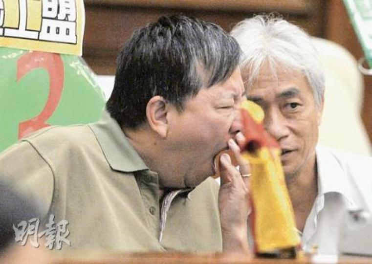 職工盟李卓人雖然在會議上不斷打呵欠,但仍堅持在《最低工資條例》三讀後才稍作休息。他說爭取了最低工資12年,認為「埋門一腳不能鬆懈」。右為街工梁耀忠。(余俊亮攝) 職工盟李卓人雖然在會議上不斷打呵欠,但仍堅持在《最低工資條例》三讀後才稍作休息。他說爭取了最低工資12年,認為「埋門一腳不能鬆懈」。右為街工梁耀忠。(余俊亮攝)