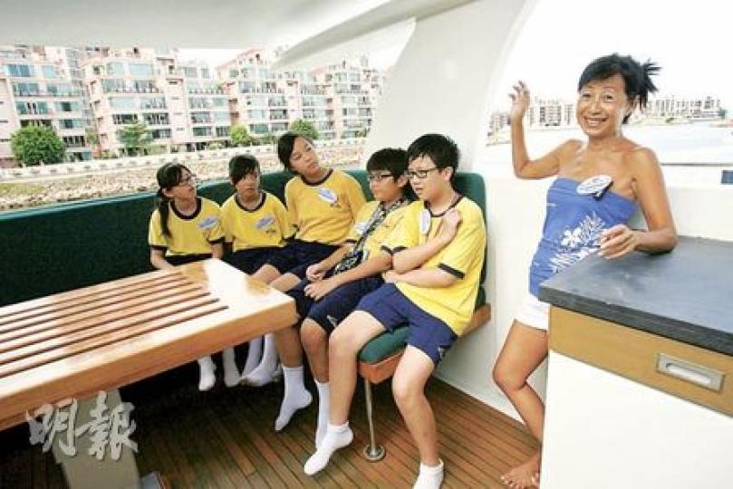 港台《樂活自由人》安排了一班學生參觀船屋,大家非常雀躍,連番向Mabel(右一)發問,有人更希望長大後可以住船屋。(林振東攝) 港台《樂活自由人》安排了一班學生參觀船屋,大家非常雀躍,連番向Mabel(右一)發問,有人更希望長大後可以住船屋。(林振東攝)