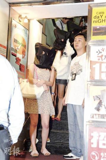 賭檔安排多名少女當「荷官」負責派牌,她們一併被捕。(胡永輝攝)被捕者不乏穿著斯文的「西裝友」,疑為專業人士。(胡永輝攝) 賭檔安排多名少女當「荷官」負責派牌,她們一併被捕。(胡永輝攝)被捕者不乏穿著斯文的「西裝友」,疑為專業人士。(胡永輝攝)