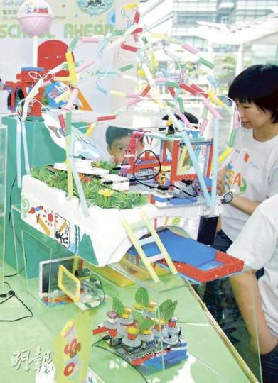 聖若瑟小學的「前衛學校」,利用科技令校園生活更方便,更加入環保意識,奪得小學組「創意科藝全場大獎」。(陳智良攝) 聖若瑟小學的「前衛學校」,利用科技令校園生活更方便,更加入環保意識,奪得小學組「創意科藝全場大獎」。(陳智良攝)