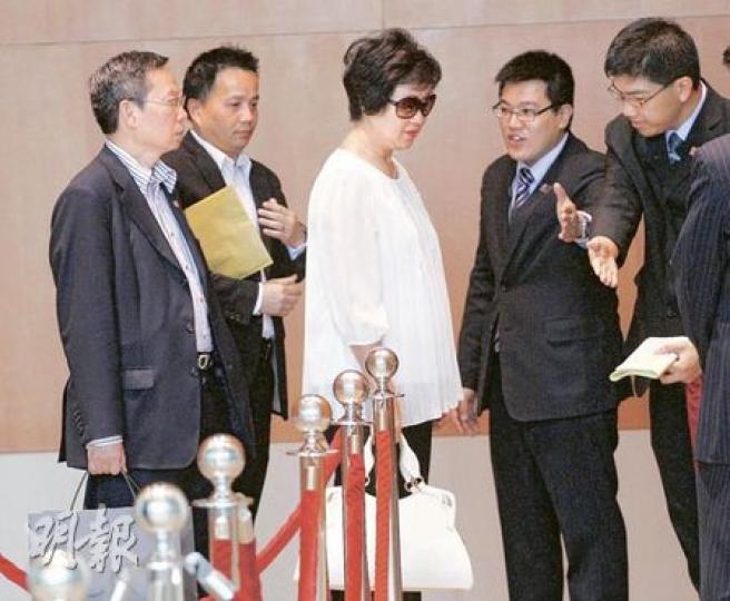 昨日開售的「南灣」屬樓價高達3000餘萬至5000餘萬元的豪宅,消費非一般買家可負擔,所以並無出現萬人空巷的場景。每名富貴準買家,都可獲數名代理和發展商職員的貼身「招呼」。(李紹昌攝) 昨日開售的「南灣」屬樓價高達3000餘萬至5000餘萬元的豪宅,消費非一般買家可負擔,所以並無出現萬人空巷的場景。每名富貴準買家,都可獲數名代理和發展商職員的貼身「招呼」。(李紹昌攝)