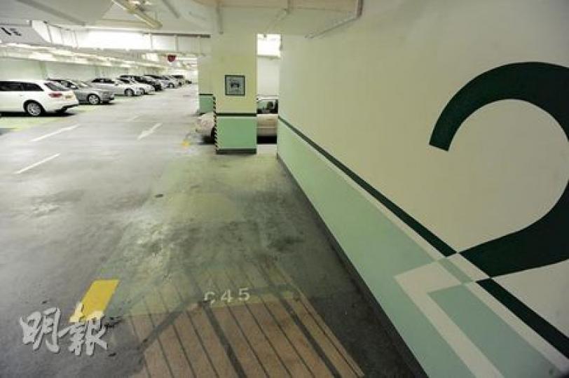 圖為日前以近百萬元成交的鴨脷洲深灣軒車位,現時深灣軒只有兩三個車位放售。(尹錦恩攝)鄰近新地鴨脷洲南灣(左方建築)的深灣軒(右)2004年入伙,共有1040伙,但只得約160個車位。(尹錦恩攝)周日鴨脷洲深灣軒屋苑外,有不少車直接停泊在馬路旁。(尹錦恩攝) 圖為日前以近百萬元成交的鴨脷洲深灣軒車位,現時深灣軒只有兩三個車位放售。(尹錦恩攝)鄰近新地鴨脷洲南灣(左方建築)的深灣軒(右)2004年入伙,共有1040伙,但只得約160個車位。(尹錦恩攝)周日鴨脷洲深灣軒屋苑外,有不少車直接停泊在馬路旁。(尹錦恩攝)