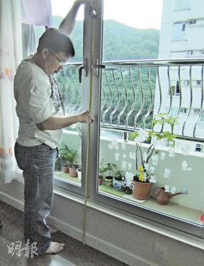 豪景花園住戶花槽違例改建花槽情况普遍(如加高花槽圍欄、把窗戶改成趟門),像記者望向圖中大廈9個單位,即發現有7個疑有違例改建,僅2個單位沒改建(紅框示)。(黃雄攝)不少居民批評原裝花槽(圖)石屎圍欄太矮、加上住戶一般要把半身伸出窗外才能清理花槽或淋花,住戶質疑這不單不方便,甚至可能引起墮樓危險。(黃雄攝) 豪景花園住戶花槽違例改建花槽情况普遍(如加高花槽圍欄、把窗戶改成趟門),像記者望向圖中大廈9個單位,即發現有7個疑有違例改建,僅2個單位沒改建(紅框示)。(黃雄攝)不少居民批評原裝花槽(圖)石屎圍欄太矮、加上住戶一般要把半身伸出窗外才能清理花槽或淋花,住戶質疑這不單不方便,甚至可能引起墮樓危險。(黃雄攝)