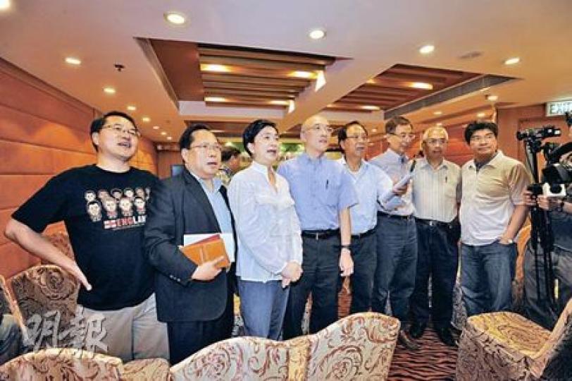 民主黨昨日舉行集思會,落實「4新」──新面孔、新議題、新科技和新網絡的發展路向。左起為李永達、黨主席何俊仁、劉慧卿、學者成名、楊森、李柱銘、資深傳媒人程翔和單仲偕。(何家達攝)李柱銘(左)認為民主黨應以行動闢謠,力證自己不會做建制派。(余俊亮攝) 民主黨昨日舉行集思會,落實「4新」──新面孔、新議題、新科技和新網絡的發展路向。左起為李永達、黨主席何俊仁、劉慧卿、學者成名、楊森、李柱銘、資深傳媒人程翔和單仲偕。(何家達攝)李柱銘(左)認為民主黨應以行動闢謠,力證自己不會做建制派。(余俊亮攝)