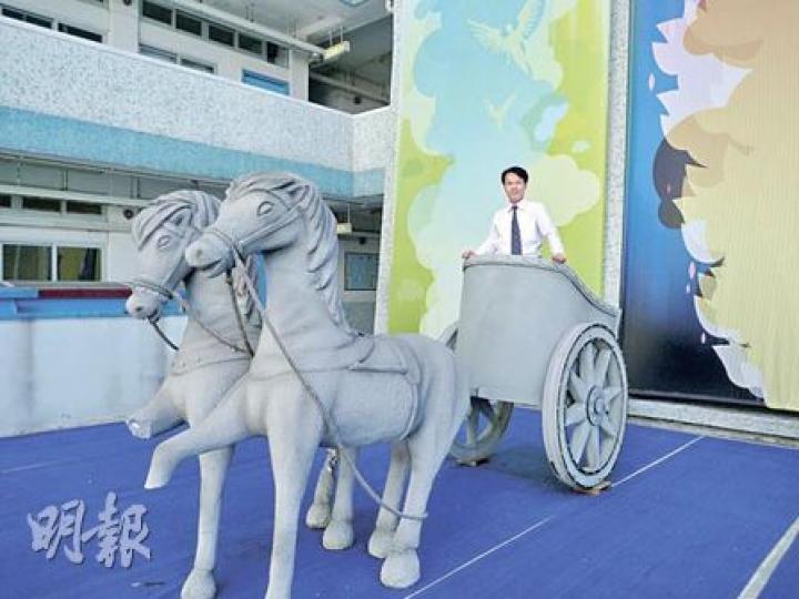 嘉智中學副校長黃偉強邀朋友義務為學校設計出「彩虹天地」聖經主題公園,包括校舍二樓平台的馬車裝置,製造古代以色列人步出紅海的情景,加深小學生對學校印象。(彭美芳攝) 嘉智中學副校長黃偉強邀朋友義務為學校設計出「彩虹天地」聖經主題公園,包括校舍二樓平台的馬車裝置,製造古代以色列人步出紅海的情景,加深小學生對學校印象。(彭美芳攝)
