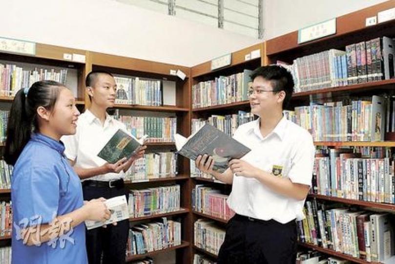 就讀香港教師會李興貴中學中二級的內地新移民插班生彭小苑(左起)、劉德潤和張愷鑫是同班同學,是班中精英。張愷鑫在半年內急起直追,考獲全班第一名。(陳淑安攝) 就讀香港教師會李興貴中學中二級的內地新移民插班生彭小苑(左起)、劉德潤和張愷鑫是同班同學,是班中精英。張愷鑫在半年內急起直追,考獲全班第一名。(陳淑安攝)