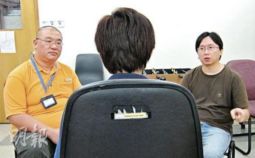 閉家5年的大學生阿成(中,背面)在督導主任哈偉明(右)及社工熊廣泓(左)輔導下,重返社會工作。(梁偉健攝) 閉家5年的大學生阿成(中,背面)在督導主任哈偉明(右)及社工熊廣泓(左)輔導下,重返社會工作。(梁偉健攝)