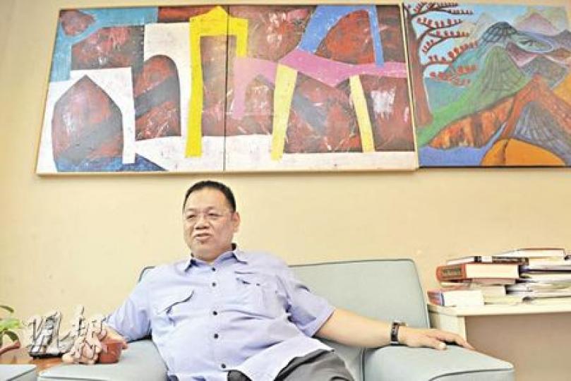 曾繁光感情豐富,愛以畫作(牆上)和詩詞抒發內心情感,眼見窗外的鳳凰木一棵一棵死掉,他慨嘆說﹕「好似我們好有經驗的醫生,一個一個咁走……現在只剩下一棵。」(朱永倫攝) 曾繁光感情豐富,愛以畫作(牆上)和詩詞抒發內心情感,眼見窗外的鳳凰木一棵一棵死掉,他慨嘆說﹕「好似我們好有經驗的醫生,一個一個咁走……現在只剩下一棵。」(朱永倫攝)