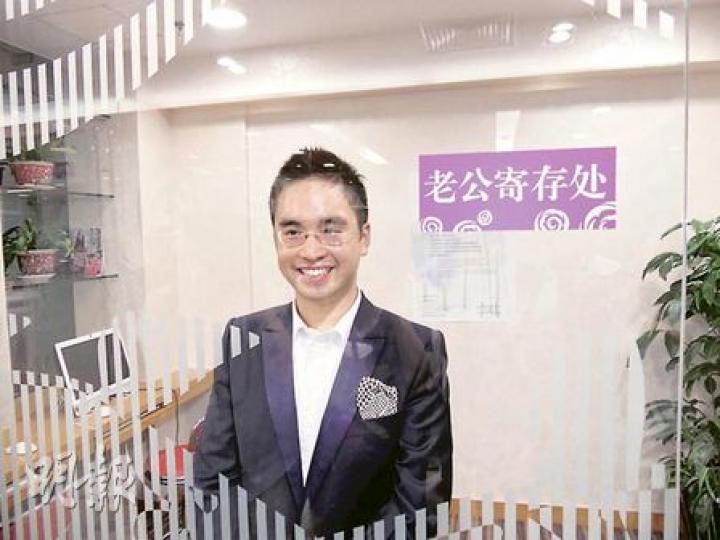 新世界百貨執行董事鄭志剛,上周六帶領本港傳媒參觀北京新世界「女子百貨」商場之時,應傳媒之邀進入「老公寄存處」示範如何「寄存」。(鄧雅各攝) 新世界百貨執行董事鄭志剛,上周六帶領本港傳媒參觀北京新世界「女子百貨」商場之時,應傳媒之邀進入「老公寄存處」示範如何「寄存」。(鄧雅各攝)