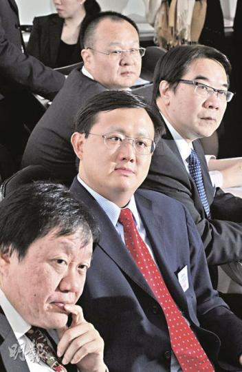 （前起）港源董事許浩明、主席黃英豪、執董徐傳順及行政總裁劉旺枝指集團營業額增12倍。（劉焌陶攝）