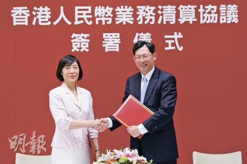 人民銀行副行長胡曉煉(左),昨到港出席人民幣業務清算協議簽署儀式,並與金管局總裁陳德霖(右)簽訂擴大人民幣貿易結算安排合作備忘錄。(郭慶輝攝) 人民銀行副行長胡曉煉(左),昨到港出席人民幣業務清算協議簽署儀式,並與金管局總裁陳德霖(右)簽訂擴大人民幣貿易結算安排合作備忘錄。(郭慶輝攝)