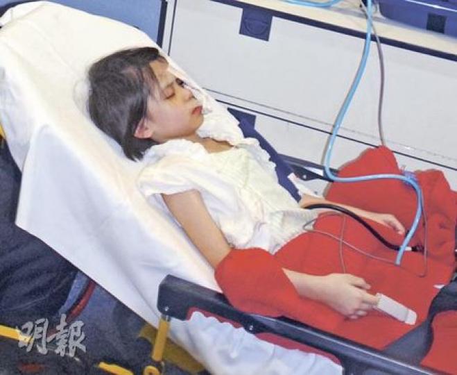 疑拉起衣襟抹汗時被鐵線衣扣勾住左眼皮的女童,事後由救護員協助剪破衣服解困,因衣扣仍勾住眼皮,要送院由醫生取出,她送院時傷處由紗布蓋住。(劉友光攝) 疑拉起衣襟抹汗時被鐵線衣扣勾住左眼皮的女童,事後由救護員協助剪破衣服解困,因衣扣仍勾住眼皮,要送院由醫生取出,她送院時傷處由紗布蓋住。(劉友光攝)