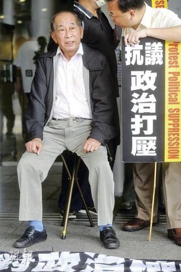 「公民抗命到底!」支聯會主席司徒華昨日9時多在東區裁判法院門外喊口號,聲援被控在中聯辦非法集會的李卓人、古思堯、蔡耀昌等人,未見特別疲累。(尹錦恩攝) 「公民抗命到底!」支聯會主席司徒華昨日9時多在東區裁判法院門外喊口號,聲援被控在中聯辦非法集會的李卓人、古思堯、蔡耀昌等人,未見特別疲累。(尹錦恩攝)