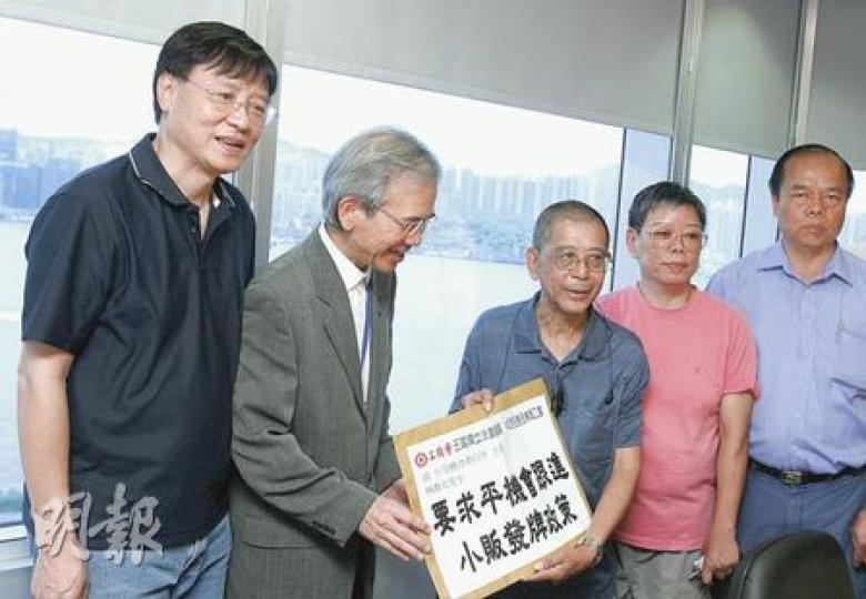 胡湫潛(右二)指食環署要求她放棄補絲襪工匠牌照,才會發給其丈夫陳錦強(右三)煙草檔小販牌,夫婦昨向平機會主席林煥光(左二)遞交請願信,要求該會跟進事件是否涉家庭崗位歧視。 (林振東攝) 胡湫潛(右二)指食環署要求她放棄補絲襪工匠牌照,才會發給其丈夫陳錦強(右三)煙草檔小販牌,夫婦昨向平機會主席林煥光(左二)遞交請願信,要求該會跟進事件是否涉家庭崗位歧視。 (林振東攝)