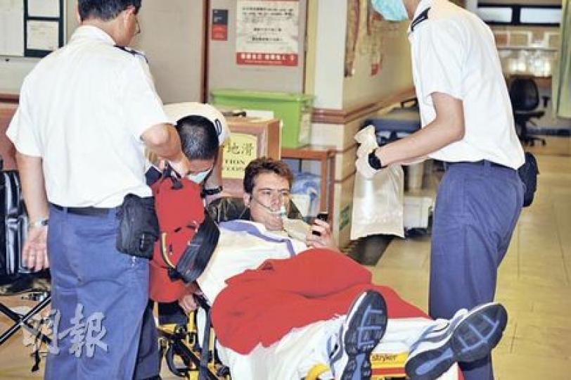 舉重時被槓鈴擊斷右手第一節食指的外籍男子,事後由健身中心職員陪同下,帶同斷指(膠袋冰粒內)送院接受接駁手術。(馮國良攝) 舉重時被槓鈴擊斷右手第一節食指的外籍男子,事後由健身中心職員陪同下,帶同斷指(膠袋冰粒內)送院接受接駁手術。(馮國良攝)