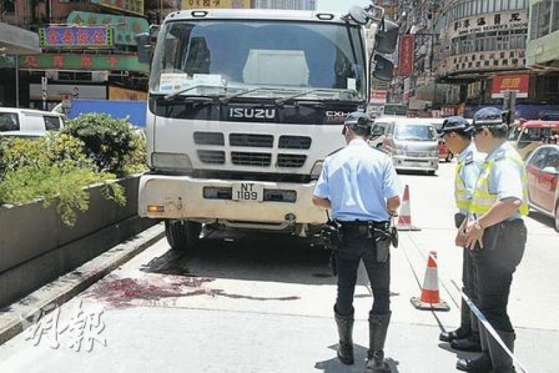 泥頭車撞倒在路中石壆邊行走的老翁,復將他捲入車底拖行10多米,事後現場留下大攤鮮血。(蘇偉明攝)雙腿被泥頭車輾過重創的老翁在送院時已告昏迷,經搶救後返魂乏術。(蘇偉明攝) 泥頭車撞倒在路中石壆邊行走的老翁,復將他捲入車底拖行10多米,事後現場留下大攤鮮血。(蘇偉明攝)雙腿被泥頭車輾過重創的老翁在送院時已告昏迷,經搶救後返魂乏術。(蘇偉明攝)