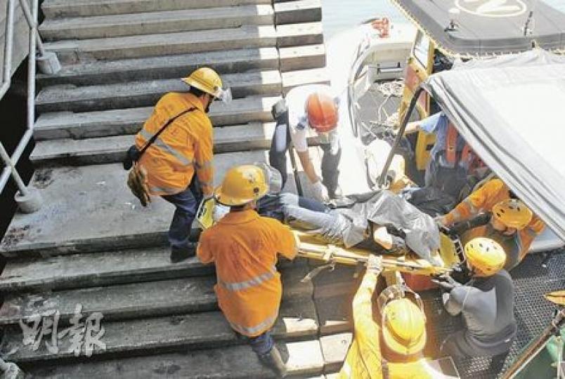 潛水員在碼頭附近把墮海男子撈起,他七孔流血送院,證實死亡。(劉友光攝) 潛水員在碼頭附近把墮海男子撈起,他七孔流血送院,證實死亡。(劉友光攝)
