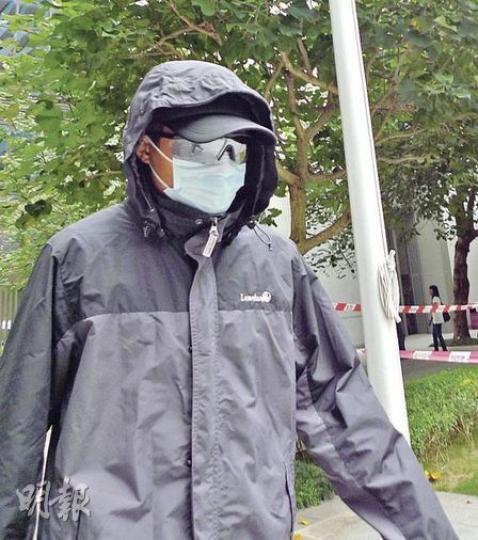 被告湯勇文被指診治「生蛇」女病人時,把手指插入事主陰道,卻未解釋原因。他因患眼疾,視力受損,昨日受審時右眼貼有紗布。(何偉畧攝) 被告湯勇文被指診治「生蛇」女病人時,把手指插入事主陰道,卻未解釋原因。他因患眼疾,視力受損,昨日受審時右眼貼有紗布。(何偉畧攝)