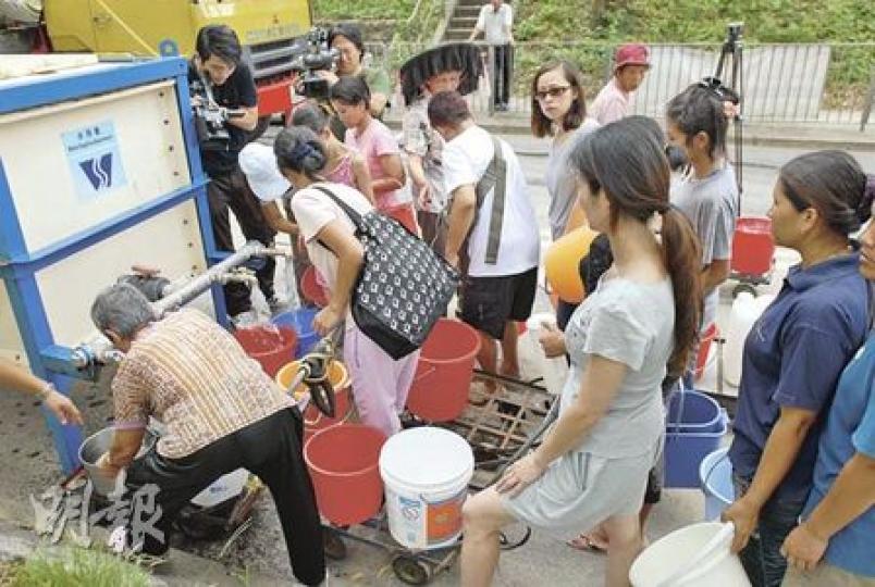 爆水管影響附近20多條村落,大批村民烈日下帶同水桶到村口水箱排隊取水。(劉友光攝)大埔較寮下村對開食水管昨凌晨爆裂,水務署人員搶修近16小時後,至下午全面恢復供水。(劉友光攝) 爆水管影響附近20多條村落,大批村民烈日下帶同水桶到村口水箱排隊取水。(劉友光攝)大埔較寮下村對開食水管昨凌晨爆裂,水務署人員搶修近16小時後,至下午全面恢復供水。(劉友光攝)