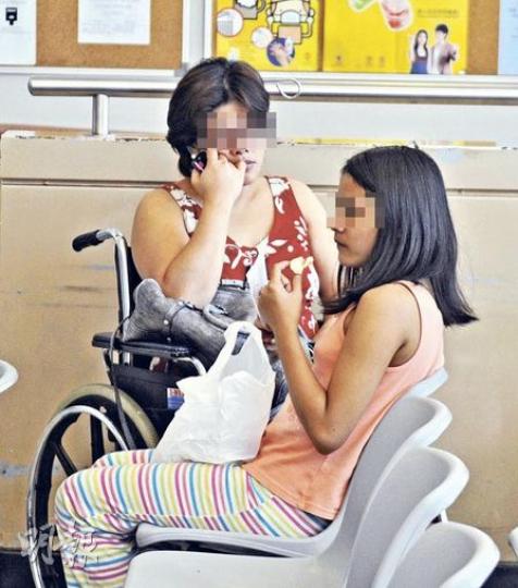 被第二任丈夫毆打受傷的菲律賓婦人(坐輪椅者),事後由女兒陪同送院檢驗。(馮國良攝) 被第二任丈夫毆打受傷的菲律賓婦人(坐輪椅者),事後由女兒陪同送院檢驗。(馮國良攝)