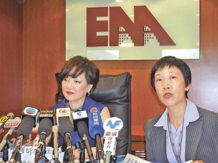 地產代理監管局主席陳韻雲(左)表示,預計於本月底、下月初發出執業通告,羅列注意事項。右為該局行政總裁余呂杏茜。(周偉強攝) 地產代理監管局主席陳韻雲(左)表示,預計於本月底、下月初發出執業通告,羅列注意事項。右為該局行政總裁余呂杏茜。(周偉強攝)