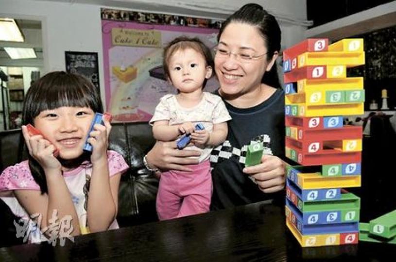 勞太(右)的大女星雨(左)、小女兒星芯(中)下學年分別升讀幼稚園高班及低班,面對來年加學費,勞太感無奈。勞太的烹飪課程中心今年已加租近三成,食材加價三成,經濟負擔沉重,唯有犧牲女兒參加興趣班的機會。(蔡方山攝) 勞太(右)的大女星雨(左)、小女兒星芯(中)下學年分別升讀幼稚園高班及低班,面對來年加學費,勞太感無奈。勞太的烹飪課程中心今年已加租近三成,食材加價三成,經濟負擔沉重,唯有犧牲女兒參加興趣班的機會。(蔡方山攝)