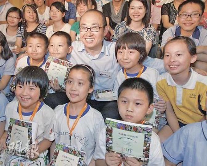 潘石屹(第二排右三)帶同10名來自甘肅天水的學生,到天水圍一間小學交流,與一班學生打成一片。其中天水圍學生說,天水學生啟發她要更加珍惜讀書時間,因為有學習的機會十分難得。(李紹昌攝) 潘石屹(第二排右三)帶同10名來自甘肅天水的學生,到天水圍一間小學交流,與一班學生打成一片。其中天水圍學生說,天水學生啟發她要更加珍惜讀書時間,因為有學習的機會十分難得。(李紹昌攝)