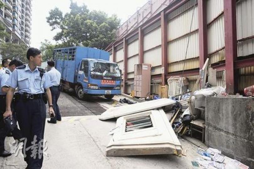 運載油渣的危險品貨車在地盤斜路溜前向下衝,把保安更亭撞散,在更亭內當值的巴裔保安員一度被埋瓦礫下,幸大難不死。(樊銳昌攝)貨車撞散保安更亭,在更亭內無從躲避的40歲巴裔保安員送院時頭破血流,幸保住性命。(樊銳昌攝) 運載油渣的危險品貨車在地盤斜路溜前向下衝,把保安更亭撞散,在更亭內當值的巴裔保安員一度被埋瓦礫下,幸大難不死。(樊銳昌攝)貨車撞散保安更亭,在更亭內無從躲避的40歲巴裔保安員送院時頭破血流,幸保住性命。(樊銳昌攝)