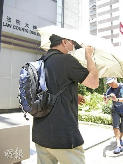 被告陳文正(圖)任職寶林邨夜更保安員期間,為博上司讚賞,在邨內縱火及報假案,昨被判社會服務令。(黃靜雅攝) 被告陳文正(圖)任職寶林邨夜更保安員期間,為博上司讚賞,在邨內縱火及報假案,昨被判社會服務令。(黃靜雅攝)